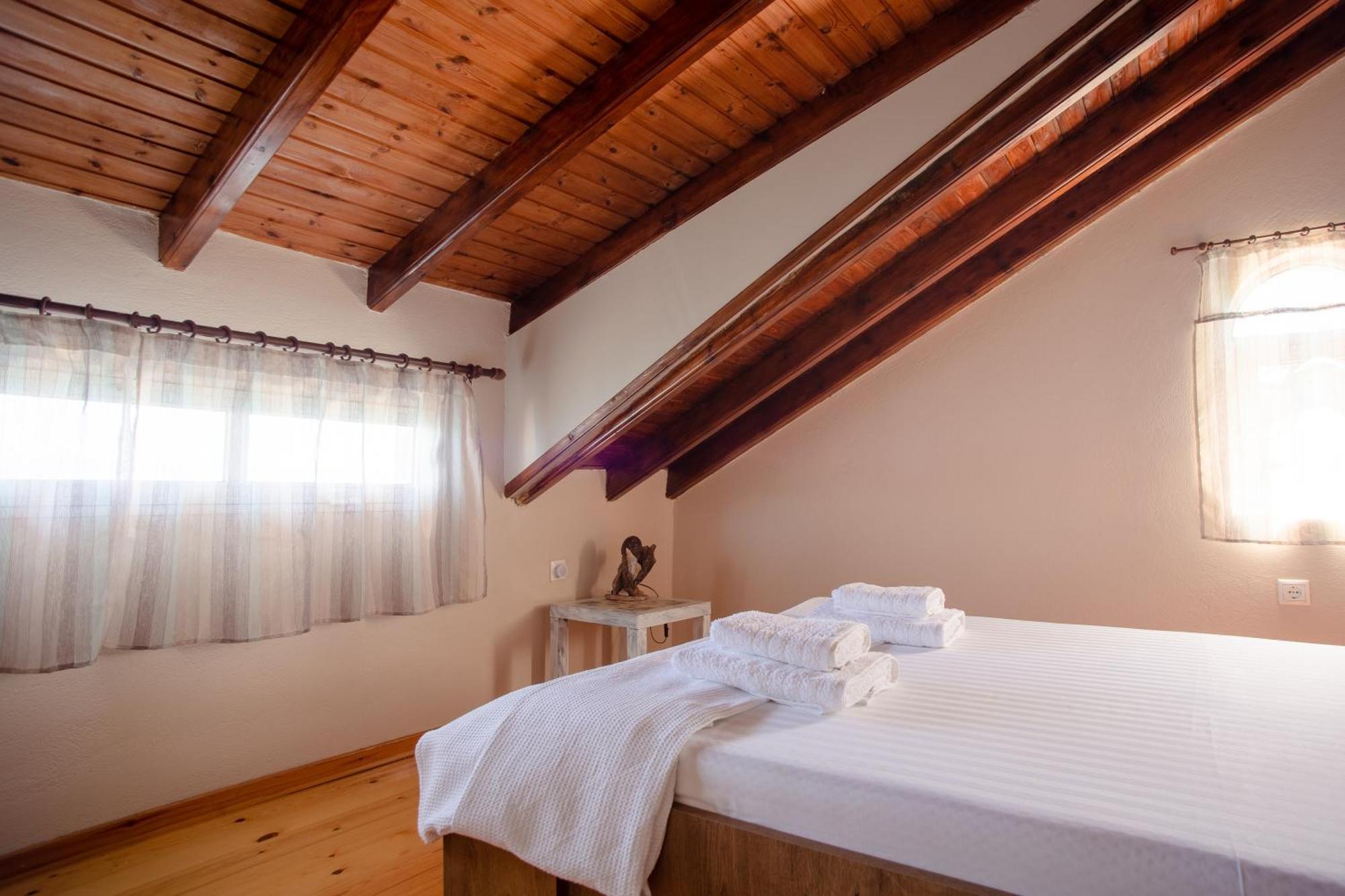 Kohyli Beachfront House Agia Pelagia Chlomou Extérieur photo